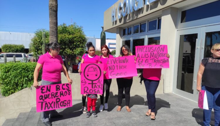 Mujeres con pancartas