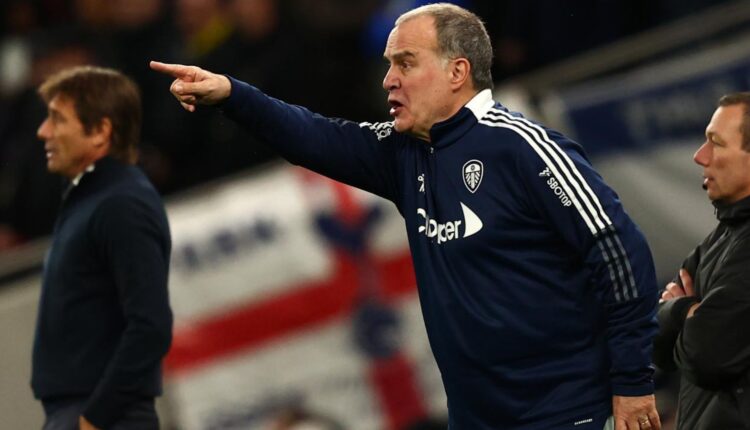 Marcelo Bielsa dirigiendo un partido con el Leeds United