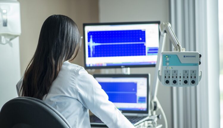 Doctora revisando una máquina de estudios