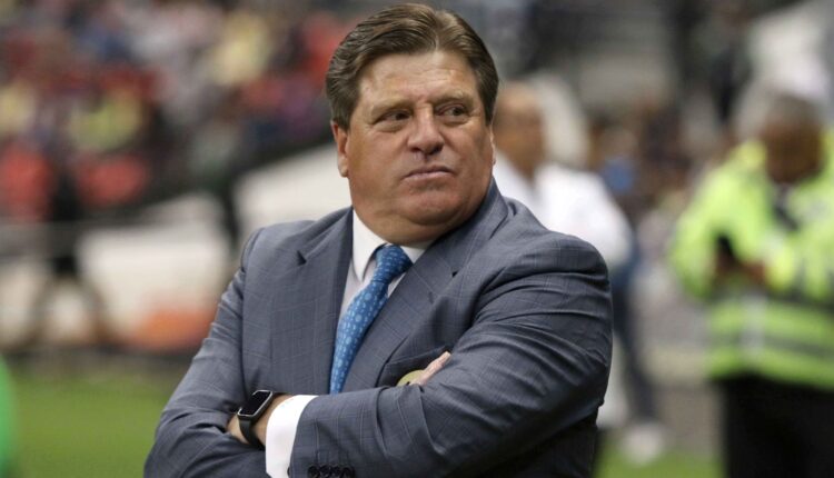 Miguel Herrera en la zona técnica durante un partido