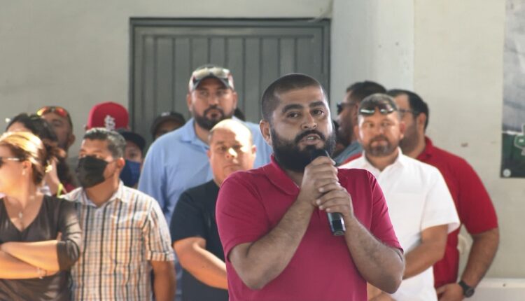 Una persona sosteniendo un micrófono
