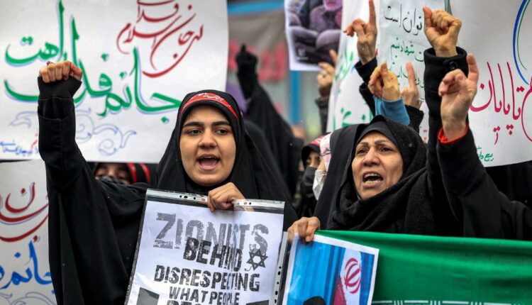 mujeres iranis protestando