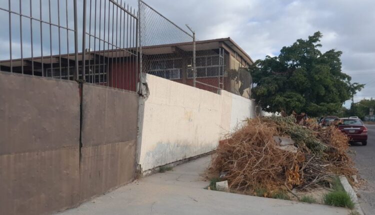 El muro representa riesgo para peatones y alumnos
