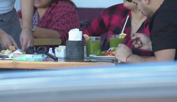 Personas comiendo en un restaurante