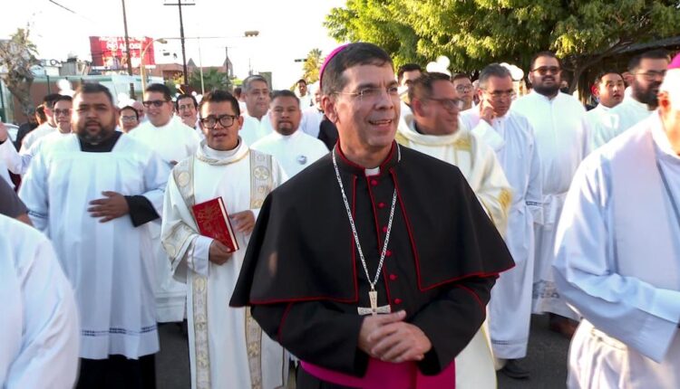 El obispo coadjutor de La Paz, Miguel ángel Espinoza Garza caminando junto a otros padres