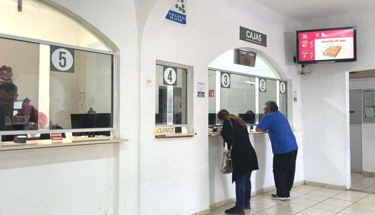 Personas en las ventanillas de las oficinas del OOMSAPAS La Paz