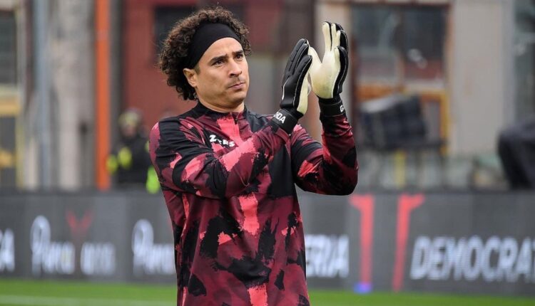 Guillermo Ochoa aplaudiendo