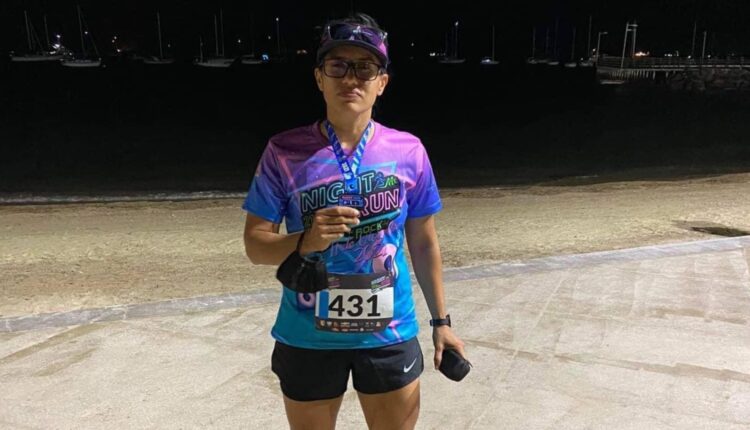 Patricia Correa mostrando una medalla