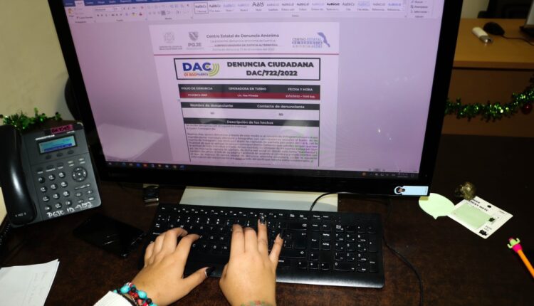 persona en computadora elaborando reporte de denuncia anónima
