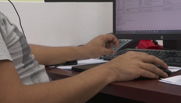 persona en la computadora