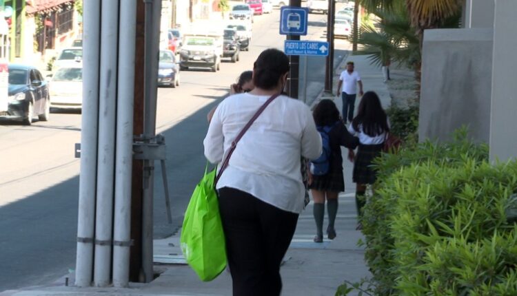 personas caminando sobre la banqueta
