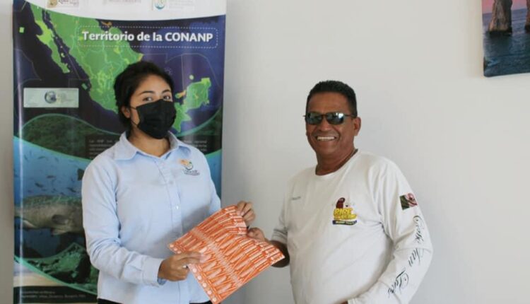 personas mostrando planilla de brazaletes