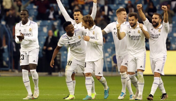 Jugadores del Real Madrid festejando con los brazos abiertos el pase a la gran final de la Supercopa de España