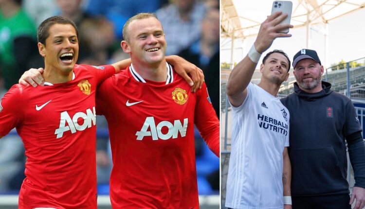 Chicharito Hernández y Wayne Rooney abrazándose