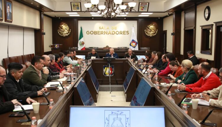 El gobernador de Baja California Sur reunido con autoridades estatales y municipales en la Sala de Gobernadores