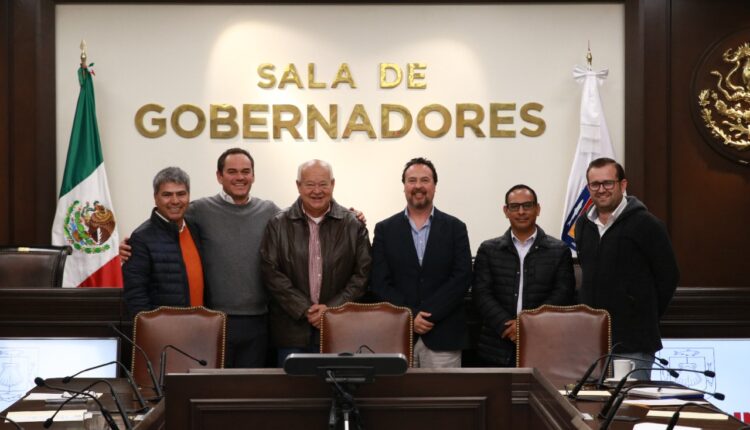 El gobernador de Baja California Sur junto a integrantes del Consejo Coordinador Empresarial de La Paz