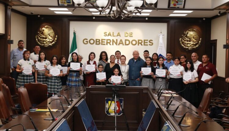 El gobernador de Baja California Sur, Víctor Manuel Castro Cosío, posando junto a niños y jóvenes en la Sala de Gobernadores