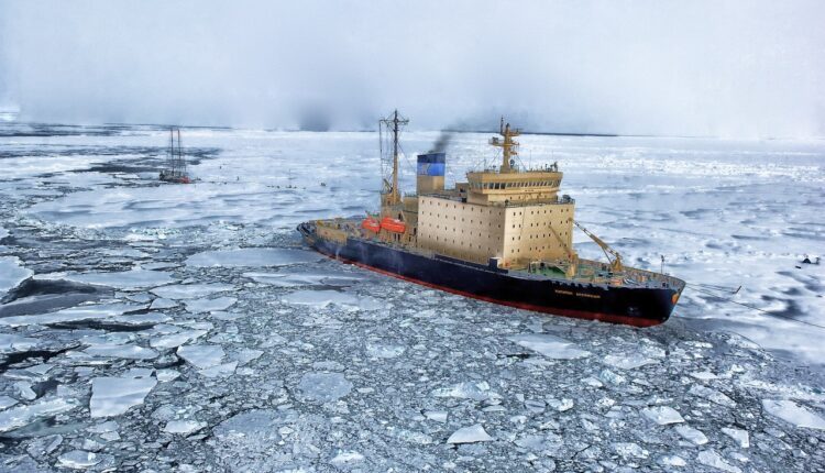 Barco navegando en deshielo de zona polar