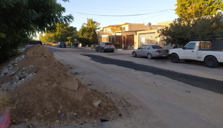 tierra amontonada sobre la calle
