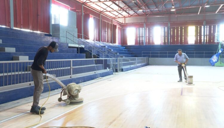 trabajadores puliendo duela de basquetbol