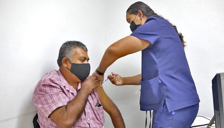 Enfermera inyectando a un hombre