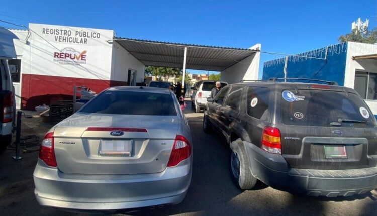 Vehículos estacionados afuera del Registro Público Vehicular de Baja California Sur