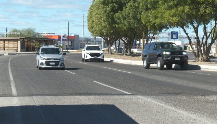 Autos circulando sobre una avenida
