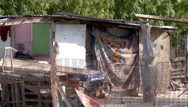 Una vivienda hecha de lámina, madera y cartón