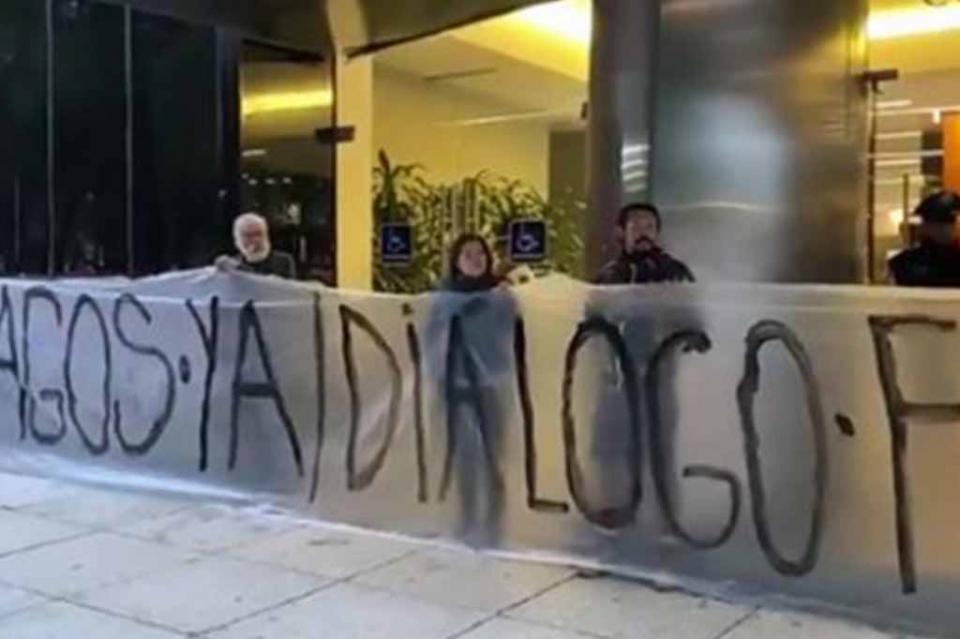 Artistas protestan en Secretaría de Cultura por supuesto adeudo de pagos Artistas protestan en Secretaría de Cultura por supuesto adeudo de pagos