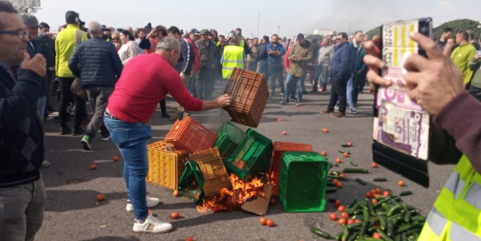 agriespaña Agricultores en España protestan cerrando carreteras