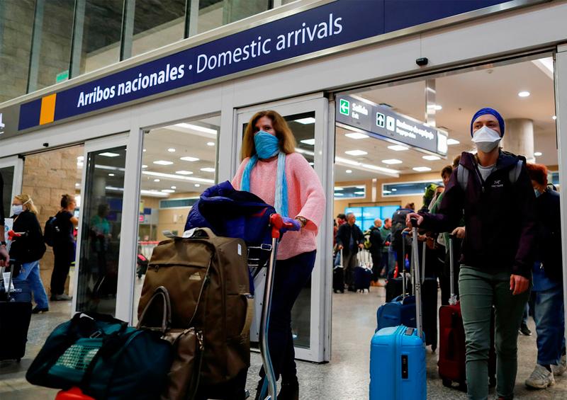 aeropuerto coronavirus Paciente de COVID-19 viola la cuarentena para ir a fiesta de 100 personas