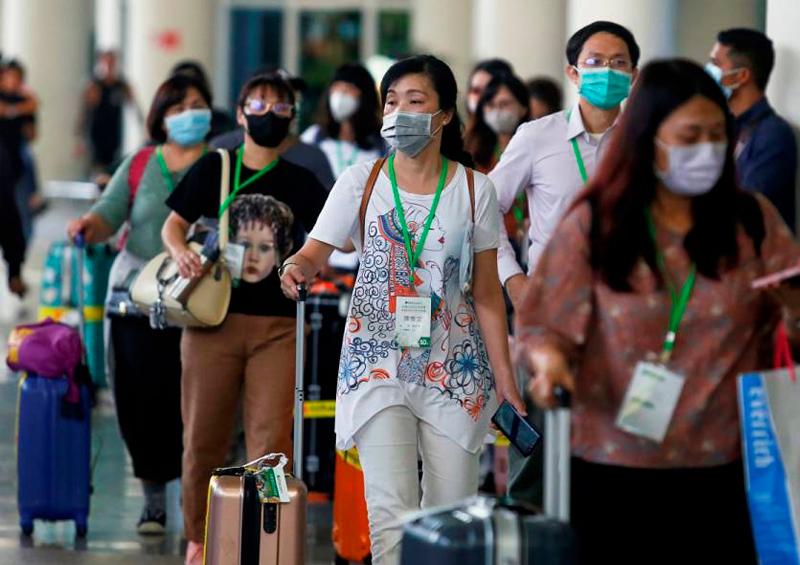 Viajeros cubrebocas Personas con VIH deben extremar medidas contra Covid-19