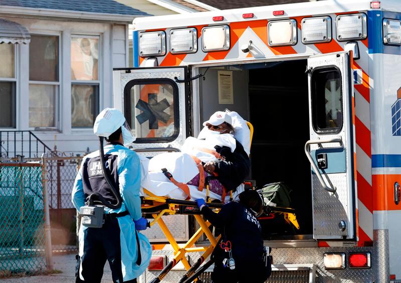 EUA ambulancia Aumenta a más de 700 el número de fallecidos por el covid-19 en EE.UU.