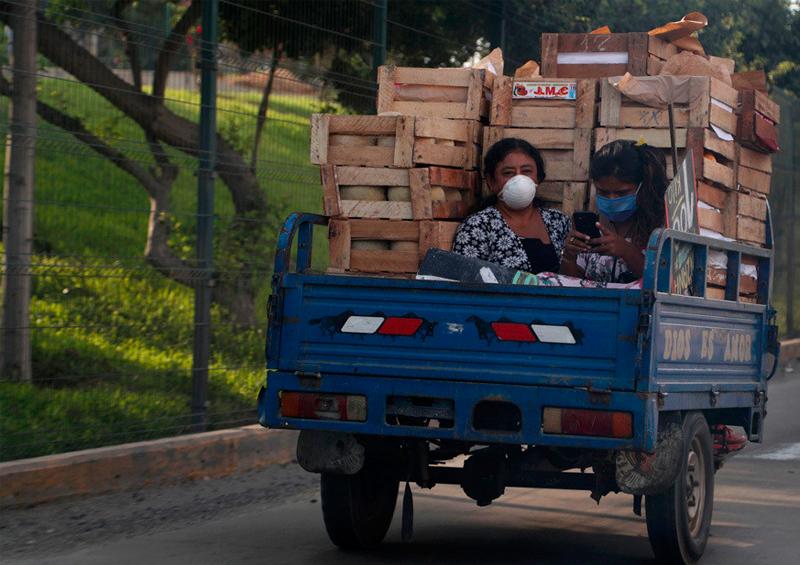 Perú cubrebocas Perú anuncia 2 nuevas muertes un mexicano de 76 años y un hombre de 94