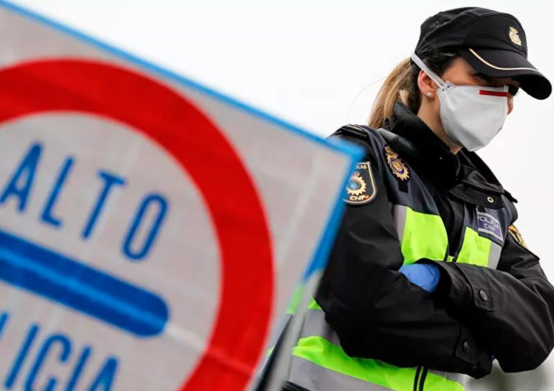 Policía cubrebocas Más de 700 policías en España están infectados por el coronavirus