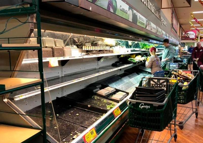 supermercado 800 mil pesos en alimentos a la basura por broma en tienda