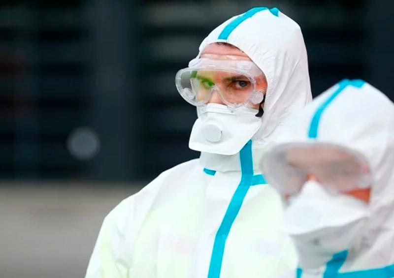 Traje de protección Suman 24 casos positivos de Coronavirus en San Luis Potosí