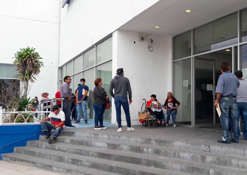 Bancos Bancos lucen abarrotados tras el cierre de sucursales como medida ante COVID-19