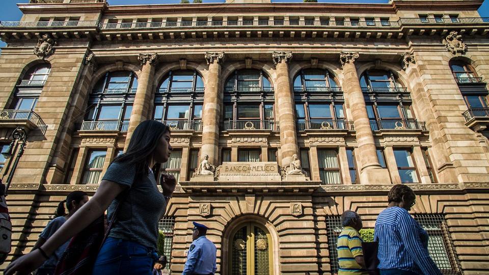 Banxico-recorta-tasa-de-interés Señalan que Banxico y Hacienda buscan quitar estrés al peso