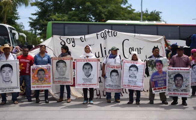 ayotzinapa_protesta_a_militares_67323034 Exigen padres de los 43 detención de exfuncionarios de alto nivel