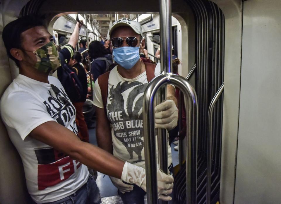 Usuarios del Sistema de Transporte Colectivo (STC) Metro, usan cubrebocas como forma de protegerse ante el coronavirus (conavid-19). Suman 164 casos de Coronavirus en México