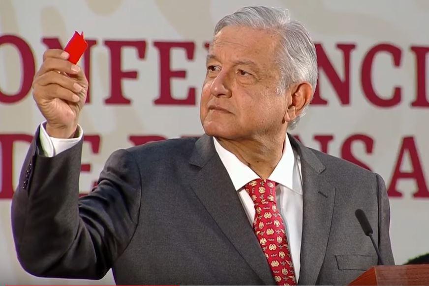 escudo AMLO presume amuletos contra el coronavirus