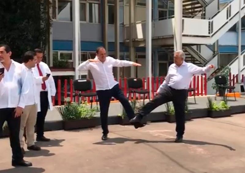 AMLO AMLO y 'Cuau' inventan saludo por coronavirus