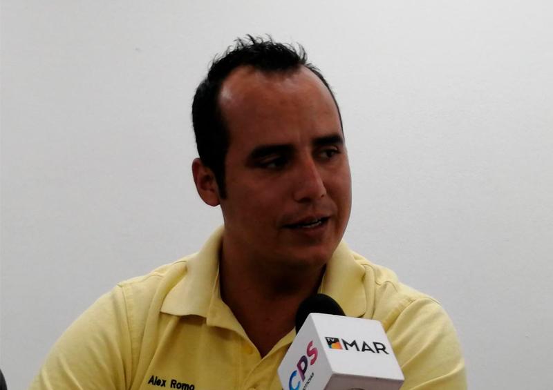Hombre Asociaciones se unen para dar alimento a adultos mayores